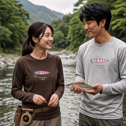 FAVORITE LURE | メタルジグ ジギング ルアー 釣り かわいい ポップ イラスト グラフィック 長袖Tシャツ【釣り雑貨・海釣り・カジュアル・ギフトに最適】