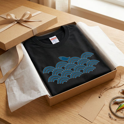波と魚 | 和風 伝統 幾何学 青海波 魚 イラスト 釣り人 クール 長袖Tシャツ【釣り好き・和柄好き・アングラー・プレゼントに最適】