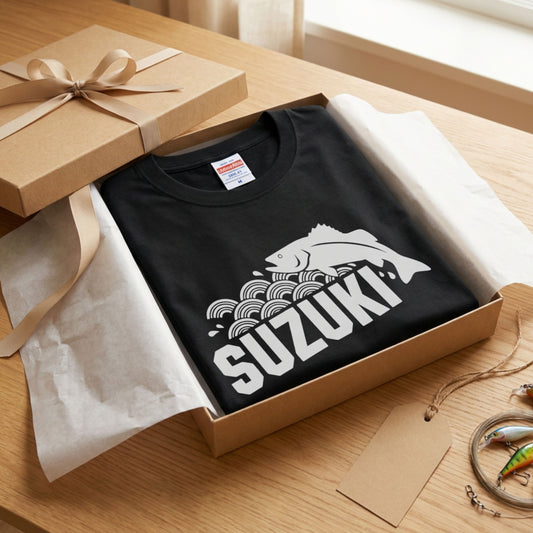 SUZUKI | スズキ 魚 和柄 波 イラスト 英字 ワンポイント 長袖Tシャツ【釣り男子・釣りガール・ストリート・ギフト】