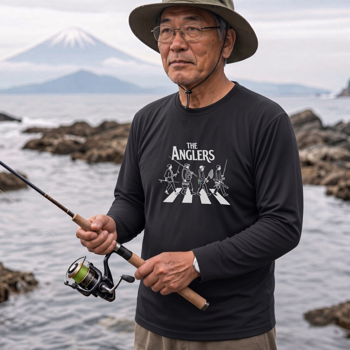 THE ANGLERS CROSSING | 釣り仲間 横断歩道 イラスト おもしろ レトロ 長袖Tシャツ【釣り好き・アングラー・釣りウェア・プレゼントに最適】