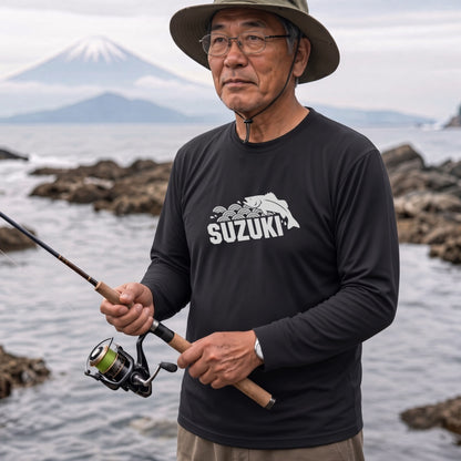 SUZUKI | スズキ 魚 和柄 波 イラスト 英字 ワンポイント 長袖Tシャツ【釣り男子・釣りガール・ストリート・ギフト】