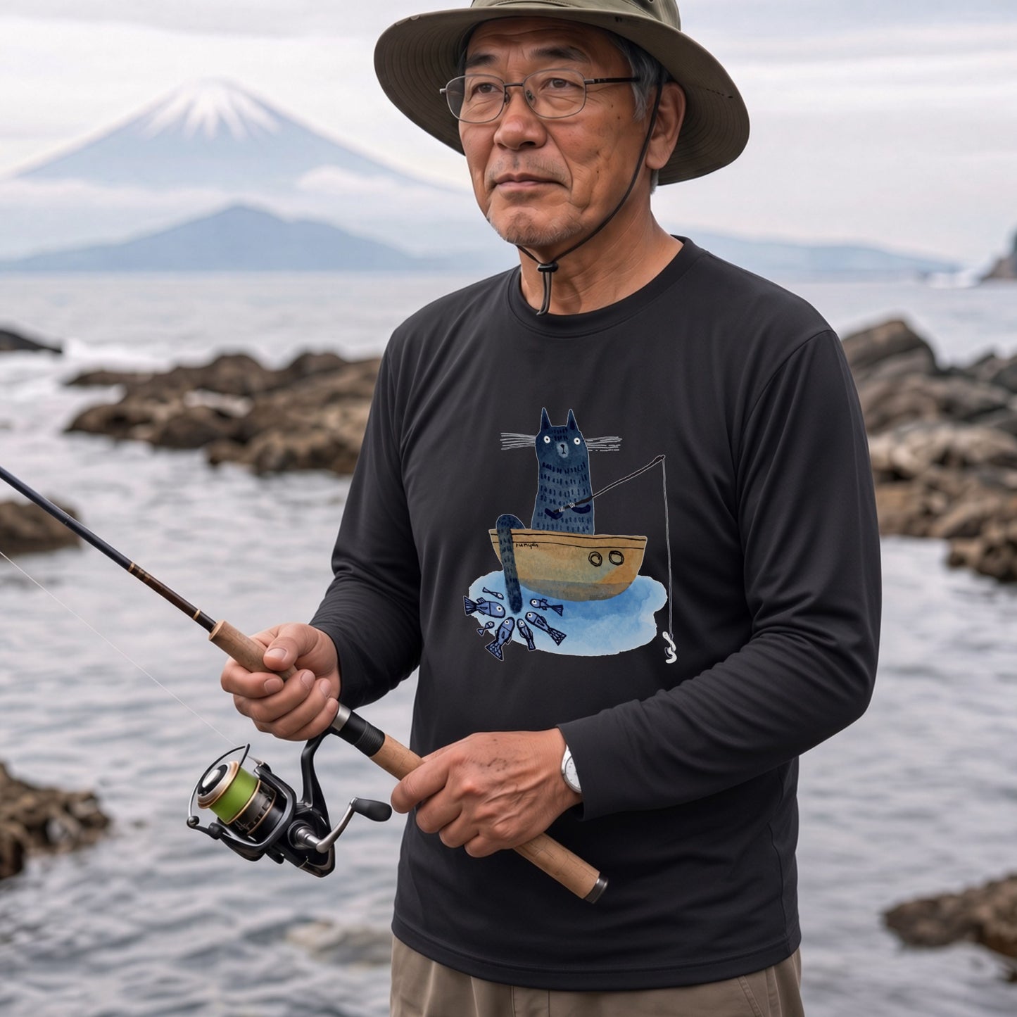 釣りをする猫 | 猫 小舟 魚 癒し イラスト 北欧 絵本風 ほのぼの 長袖Tシャツ【猫好き・釣り好き・アウトドア・プレゼントに最適】