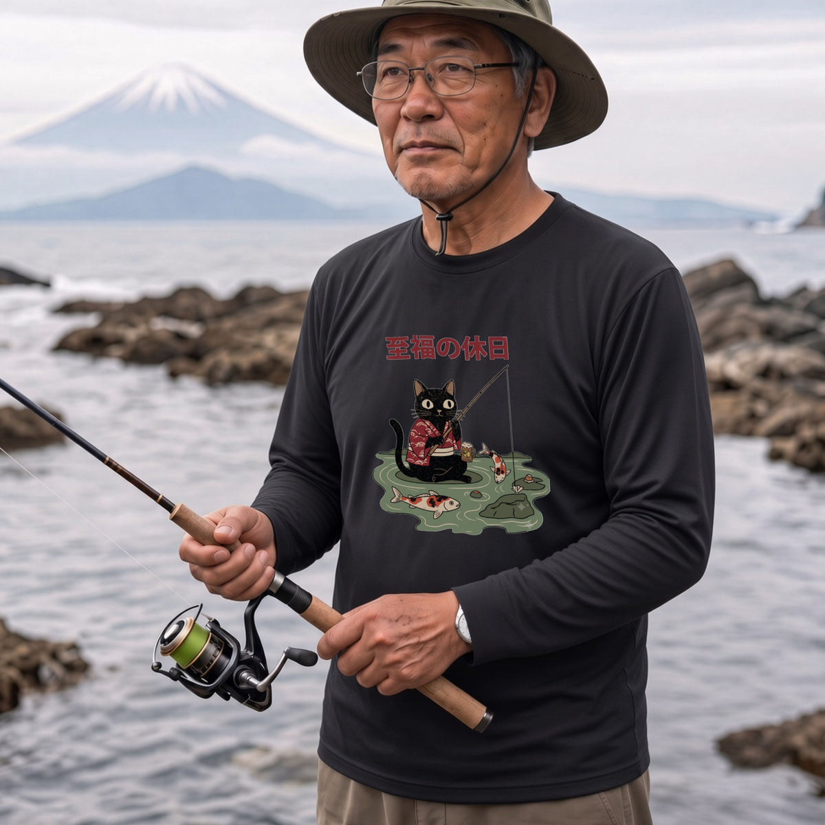 至福の休日 | 黒猫 釣り 和風 レトロ 浮世絵風 おもしろ かわいい グラフィック 長袖Tシャツ【猫雑貨・釣り・カジュアル・ギフトに最適】