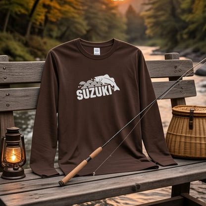SUZUKI | スズキ 魚 和柄 波 イラスト 英字 ワンポイント 長袖Tシャツ【釣り男子・釣りガール・ストリート・ギフト】