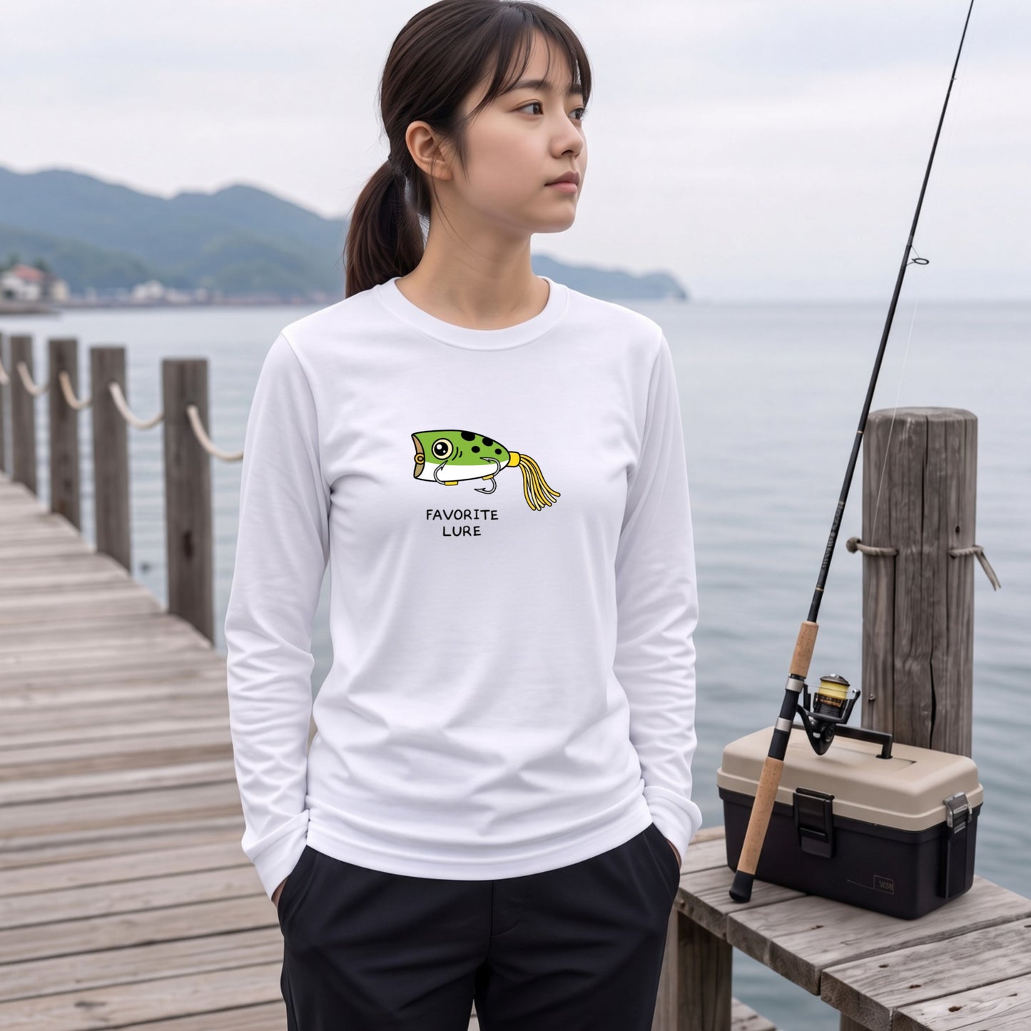 FAVORITE LURE | ポッパー ルアー 釣り かわいい ポップ イラスト グラフィック 長袖Tシャツ【釣り雑貨・バス釣り・カジュアル・ギフトに最適】