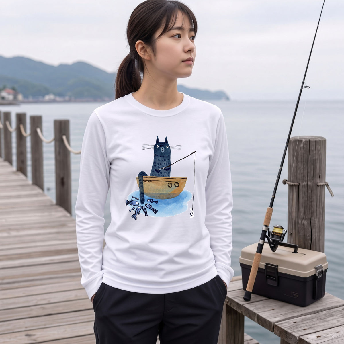 釣りをする猫 | 猫 小舟 魚 癒し イラスト 北欧 絵本風 ほのぼの 長袖Tシャツ【猫好き・釣り好き・アウトドア・プレゼントに最適】