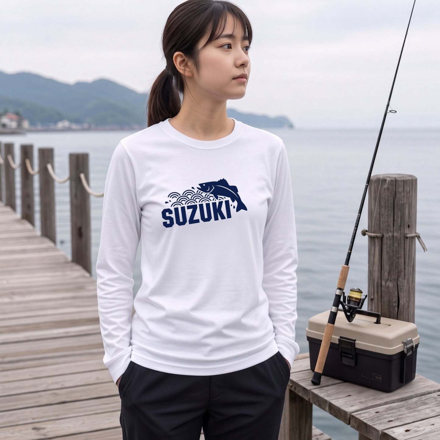 SUZUKI | スズキ 魚 和柄 波 イラスト 英字 ワンポイント 長袖Tシャツ【釣り男子・釣りガール・ストリート・ギフト】