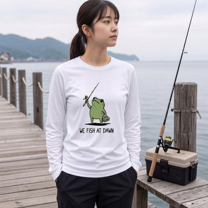 WE FISH AT DAWN | カエル 魚釣り イラスト ワンポイント かわいい 長袖Tシャツ【釣り男子・釣りガール・ルームウェア・ギフト】