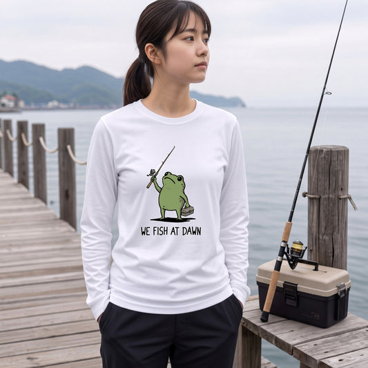 WE FISH AT DAWN | カエル 魚釣り イラスト ワンポイント かわいい 長袖Tシャツ【釣り男子・釣りガール・ルームウェア・ギフト】