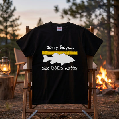 【Sorry Boys... Size DOES matter】おもしろ 釣りジョーク黒Tシャツ | CASTMODE