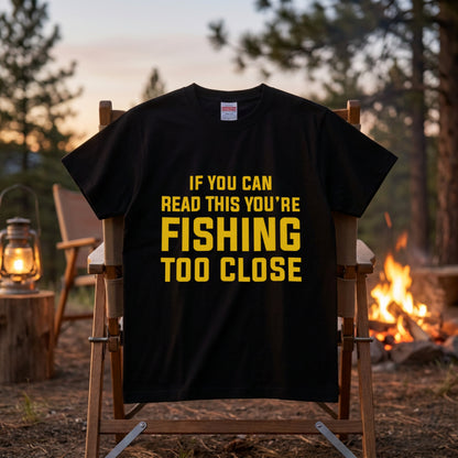 YOU'RE FISHING TOO CLOSE Tシャツ | 釣り好き・ユーモア・おもしろ・バス釣り・フィッシングに人気