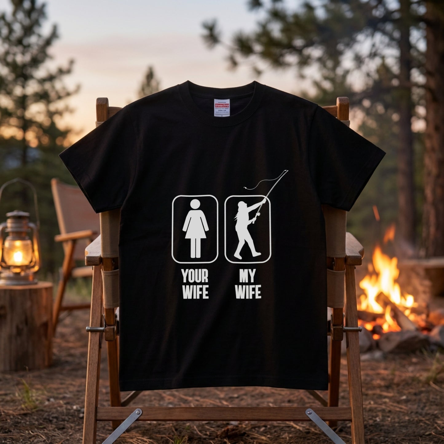 【YOUR WIFE vs MY WIFE】おもしろ 釣りジョーク黒Tシャツ | CASTMODE