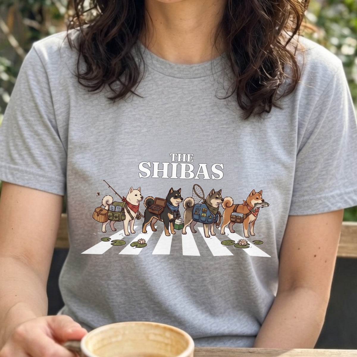 THE SHIBAS | 横断歩道 ゆるかわ 柴犬 フィッシング パロディTシャツ【愛犬家・釣り好き・アウトドア・ギフトに最適】