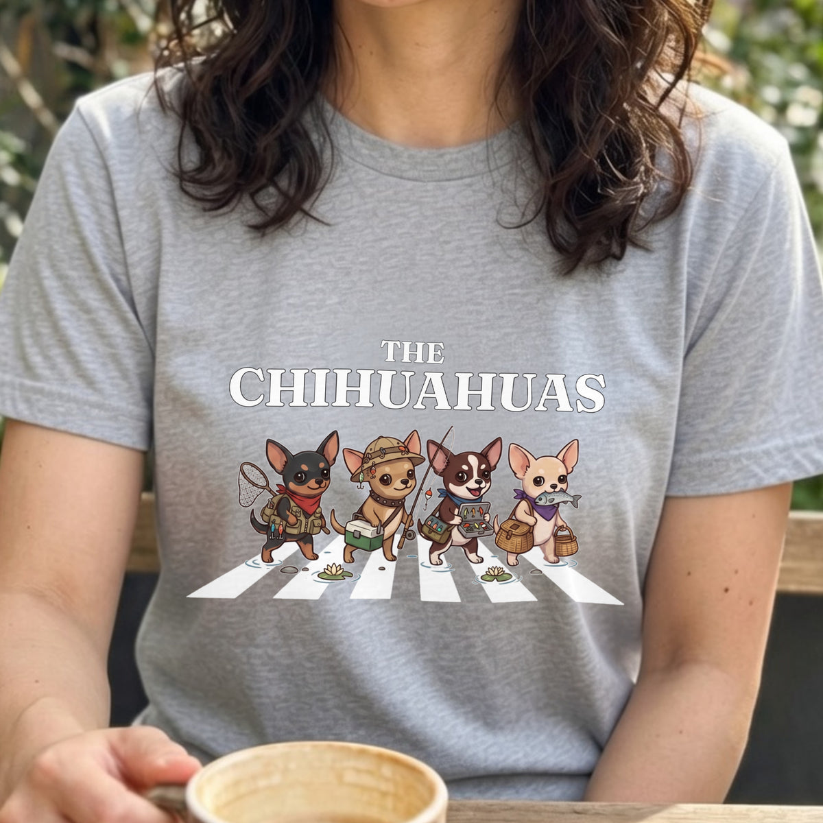 THE CHIHUAHUAS | 横断歩道 ゆるかわ チワワ フィッシング パロディTシャツ【愛犬家・釣り好き・アウトドア・ギフトに最適】