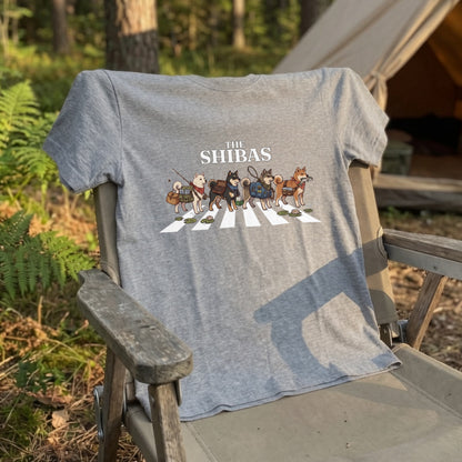 THE SHIBAS | 横断歩道 ゆるかわ 柴犬 フィッシング パロディTシャツ【愛犬家・釣り好き・アウトドア・ギフトに最適】