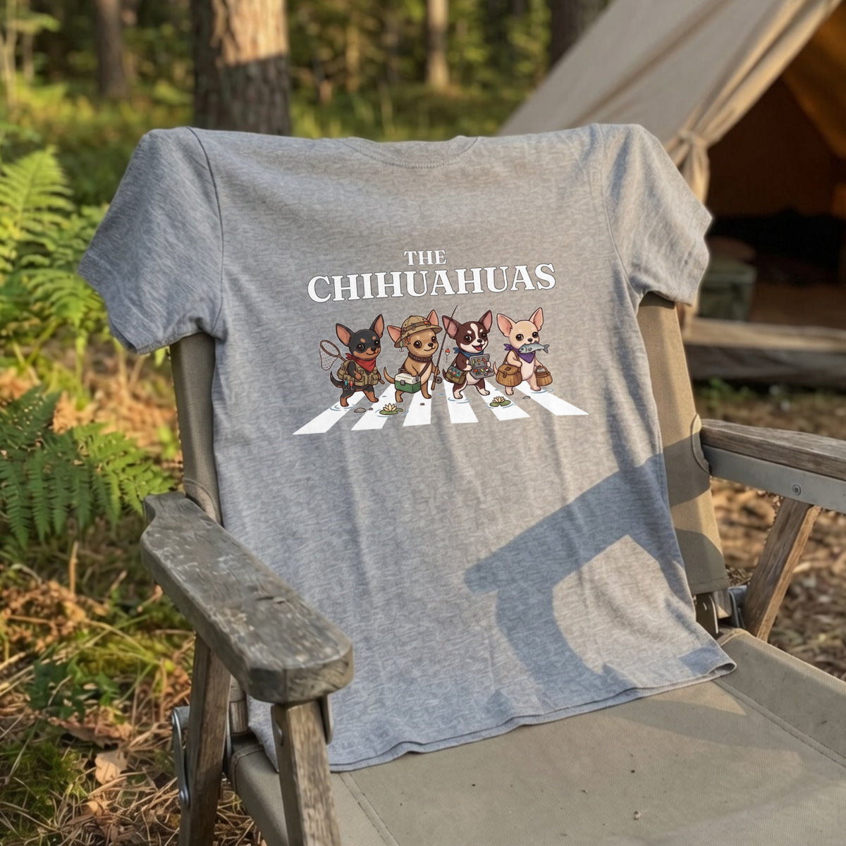 THE CHIHUAHUAS | 横断歩道 ゆるかわ チワワ フィッシング パロディTシャツ【愛犬家・釣り好き・アウトドア・ギフトに最適】