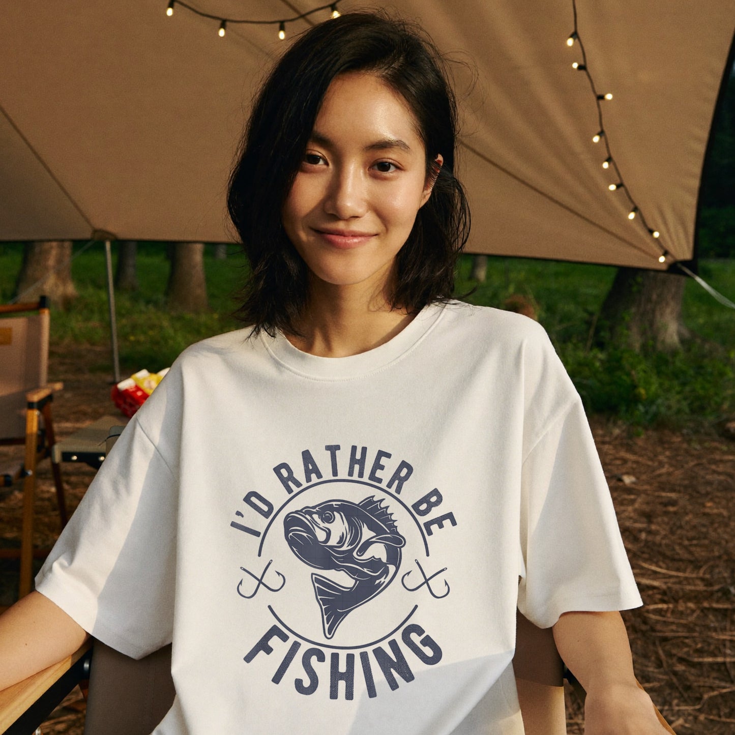 【I'D RATHER BE FISHING】ヴィンテージ風 ブラックバス 釣りイラスト白Tシャツ | CASTMODE