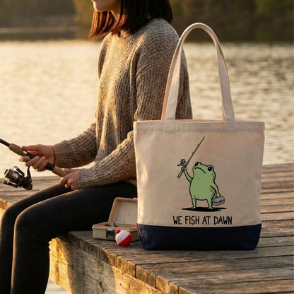 【カエルの釣り・WE FISH AT DAWN】キャンバストートバッグ | CASTMODE