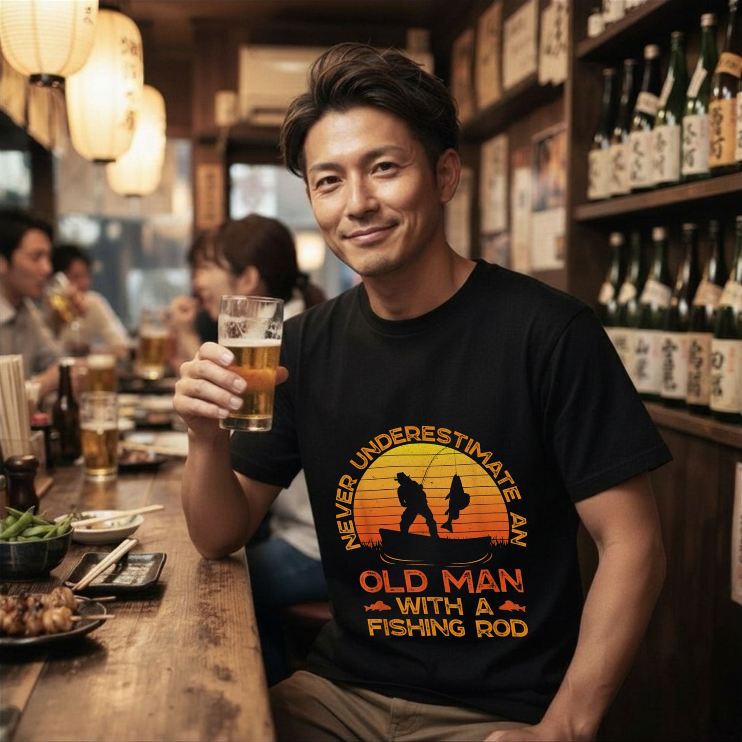 Never Underestimate An Old Man With A Fishing Rod ヴィンテージ風 釣り黒Tシャツ | CASTMODE