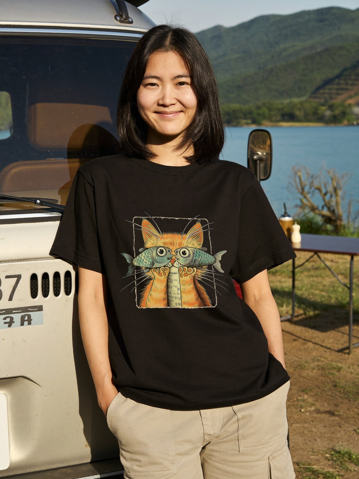 【魚メガネ茶トラ猫】シュールで可愛いお魚メガネ猫 イラスト黒Tシャツ | CASTMODE