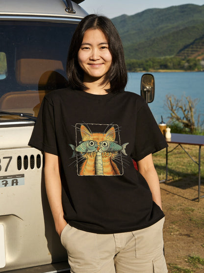 【魚メガネ茶トラ猫】シュールで可愛いお魚メガネ猫 イラスト黒Tシャツ | CASTMODE