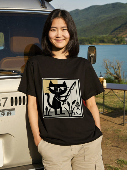 【レトロ黒猫×釣り】ミッドセンチュリー風 黒猫フィッシング アート黒Tシャツ | CASTMODE