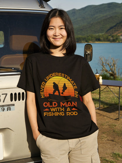 Never Underestimate An Old Man With A Fishing Rod ヴィンテージ風 釣り黒Tシャツ | CASTMODE