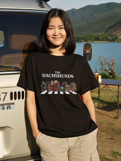 THE DACHSHUNDS | 横断歩道 ゆるかわ ダックスフンド フィッシング パロディTシャツ【愛犬家・釣り好き・アウトドア・ギフトに最適】