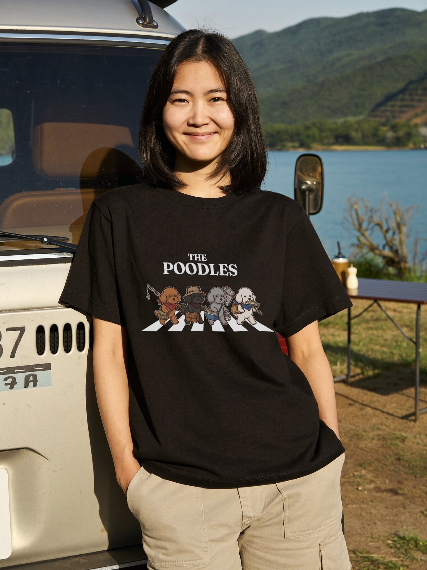 THE POODLES | 横断歩道 ゆるかわ プードル フィッシング パロディTシャツ【愛犬家・釣り好き・アウトドア・ギフトに最適】