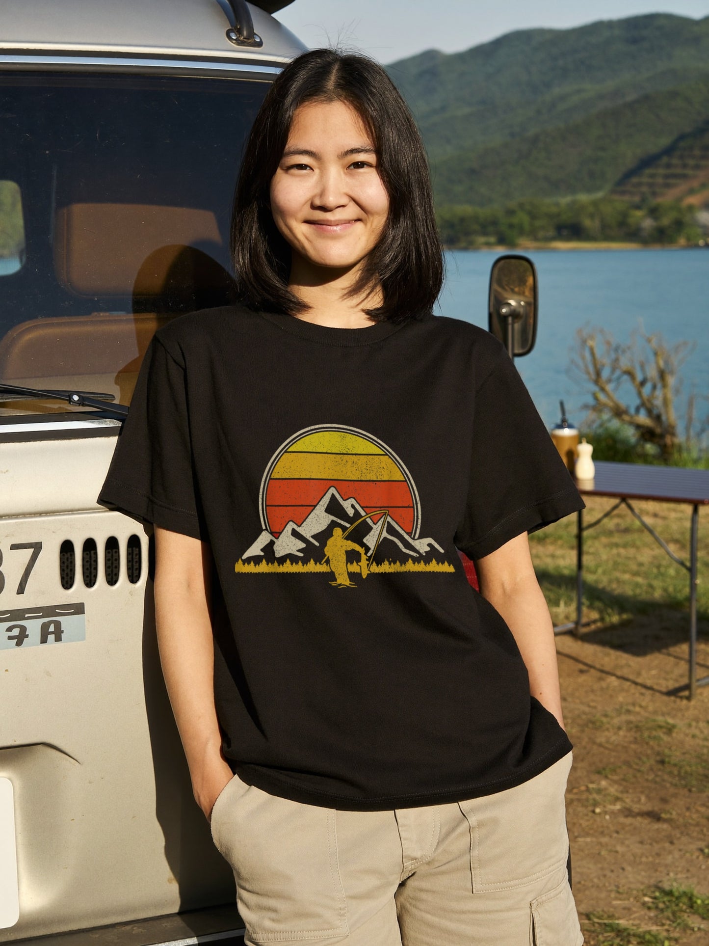 【ヴィンテージ風】山脈×サンセット 渓流釣り アングラー アート黒Tシャツ | CASTMODE