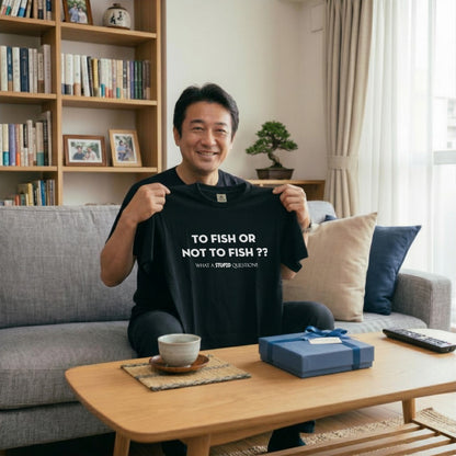 TO FISH OR NOT TO FISH Tシャツ | 釣り好き・フィッシング・バス釣り・ユーモア・おもしろ・アウトドアに人気