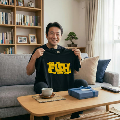 【MAY THE FISH BE WITH YOU】おもしろ 釣りジョーク黒Tシャツ | CASTMODE