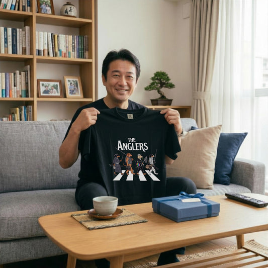 THE ANGLERS DACHSHUND| 釣り人 ミニチュアダックス 横断歩道 ゆるかわ パロディ Tシャツ【犬好き・愛犬家・釣りグッズ・イベント・プレゼントに最適】
