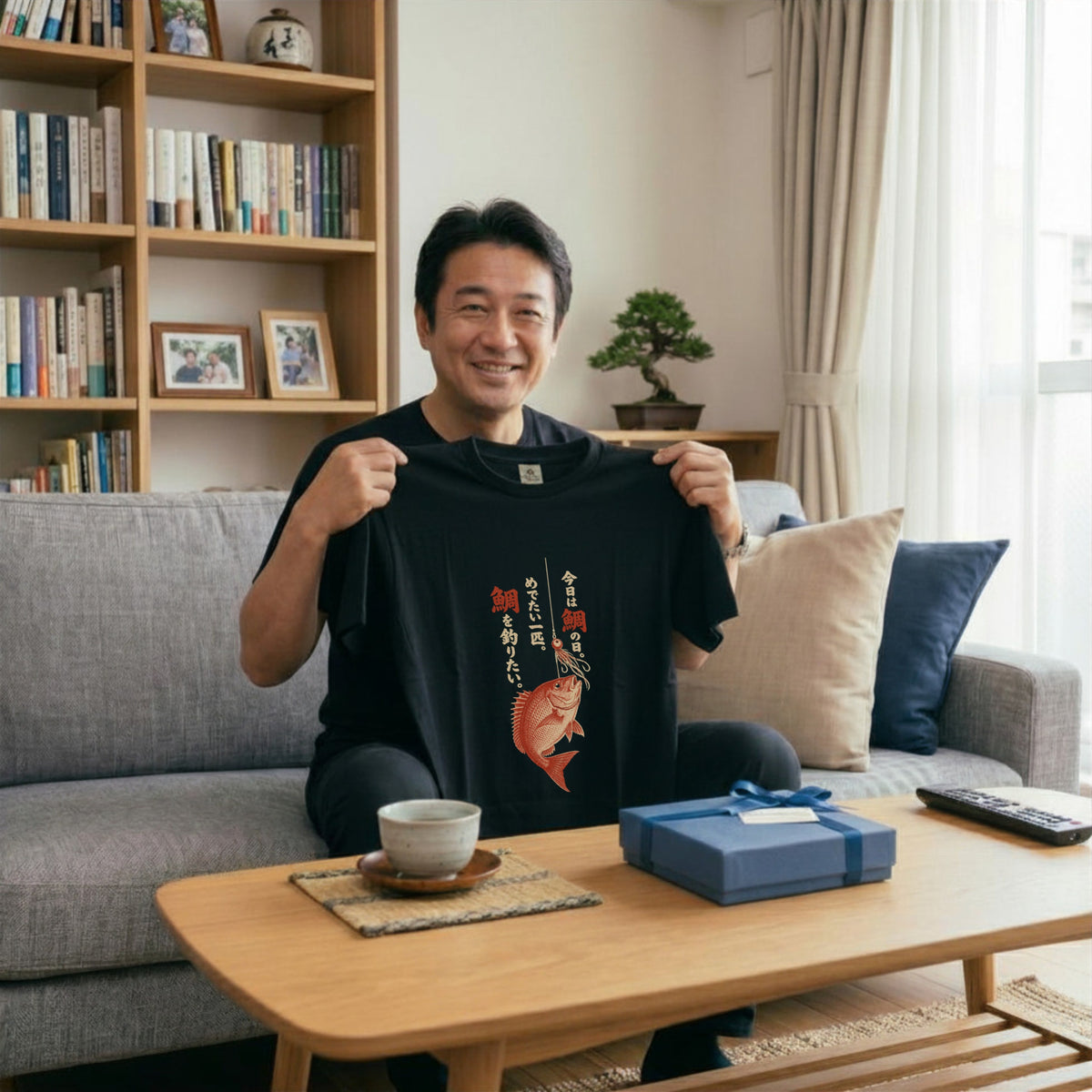 めでたい一匹 | 鯛釣り 筆文字デザイン 鯛ラバ仕掛け 和風 魚グラフィック Tシャツ【釣りウェア・アウトドア・普段着・オシャレ・ギフトに最適】