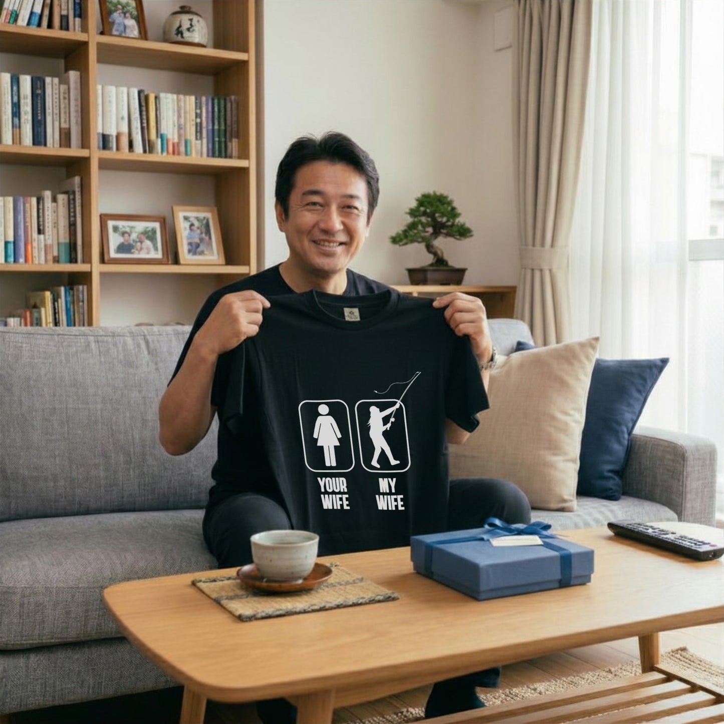 【YOUR WIFE vs MY WIFE】おもしろ 釣りジョーク黒Tシャツ | CASTMODE