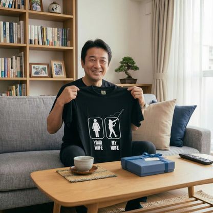 【YOUR WIFE vs MY WIFE】おもしろ 釣りジョーク黒Tシャツ | CASTMODE