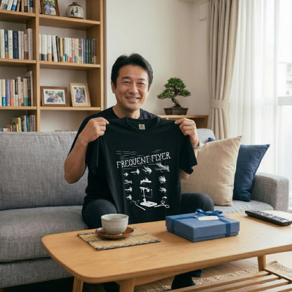 【FREQUENT FLYER】フライタイイング（毛鉤巻き）ツール黒Tシャツ | CASTMODE
