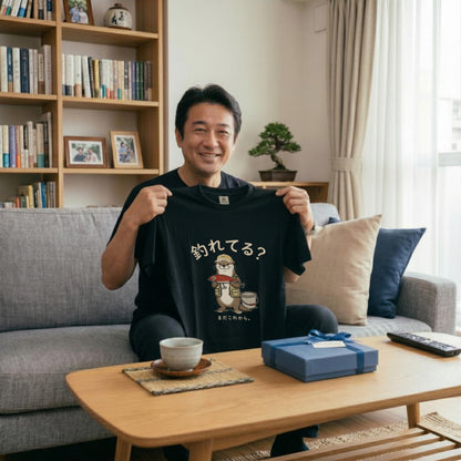 FISHING OTTER | ゆるかわ カワウソ 釣りガール 釣り男子 メッセージ グラフィック Tシャツ【動物雑貨・普段着・キャンプ・ユニセックス・ギフトに最適】