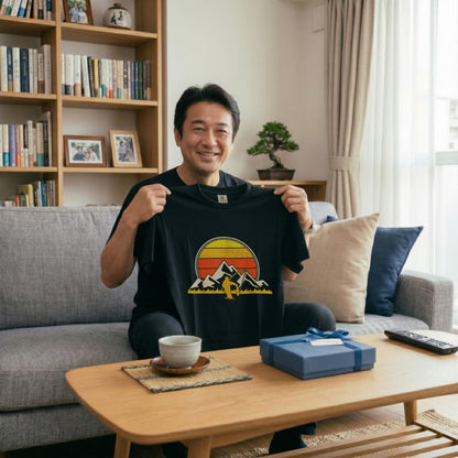 【ヴィンテージ風】山脈×サンセット 渓流釣り アングラー アート黒Tシャツ | CASTMODE