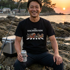 THE DACHSHUNDS | 横断歩道 ゆるかわ ダックスフンド フィッシング パロディTシャツ【愛犬家・釣り好き・アウトドア・ギフトに最適】