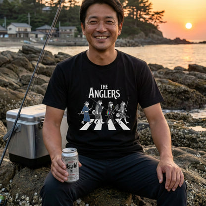 THE ANGLERS SHIBA | 釣り人 柴犬 横断歩道 ゆるかわ パロディ Tシャツ【犬好き・愛犬家・和犬・釣りグッズ・イベント・プレゼントに最適】