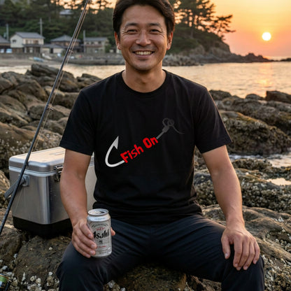 「Fish On」釣り Tシャツ - 釣り針 フック ロゴ グラフィック | 釣り 服 | CASTMODE