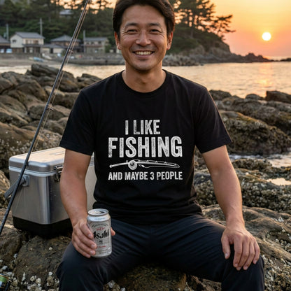「I LIKE FISHING AND MAYBE 3 PEOPLE」釣りユーモアTシャツ | CASTMODE