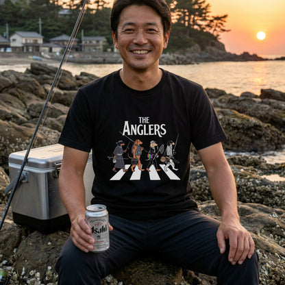 THE ANGLERS DACHSHUND| 釣り人 ミニチュアダックス 横断歩道 ゆるかわ パロディ Tシャツ【犬好き・愛犬家・釣りグッズ・イベント・プレゼントに最適】
