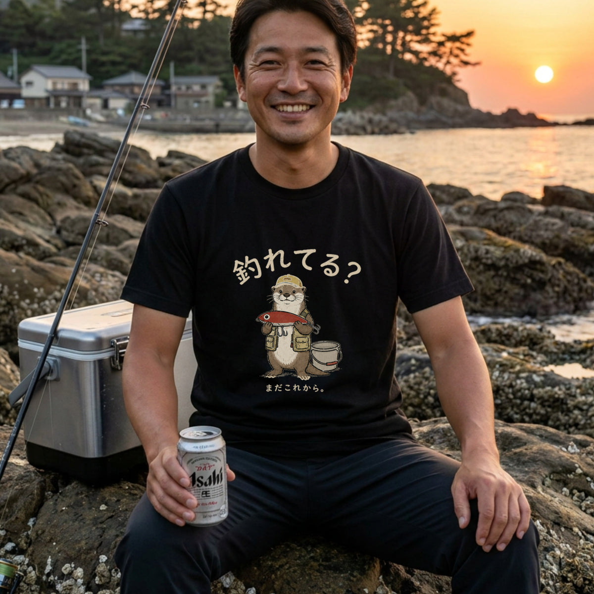 FISHING OTTER | ゆるかわ カワウソ 釣りガール 釣り男子 メッセージ グラフィック Tシャツ【動物雑貨・普段着・キャンプ・ユニセックス・ギフトに最適】