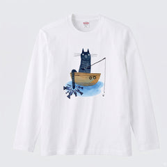 釣りをする猫 | 猫 小舟 魚 癒し イラスト 北欧 絵本風 ほのぼの 長袖Tシャツ【猫好き・釣り好き・アウトドア・プレゼントに最適】