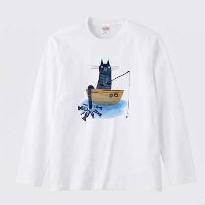 釣りをする猫 | 猫 小舟 魚 癒し イラスト 北欧 絵本風 ほのぼの 長袖Tシャツ【猫好き・釣り好き・アウトドア・プレゼントに最適】