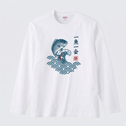 一魚一会 | 和柄 チヌ 黒鯛 波 浮世絵風 筆文字 釣り グラフィック 長袖Tシャツ【釣り雑貨・海釣り・磯釣り・カジュアル・ギフトに最適】