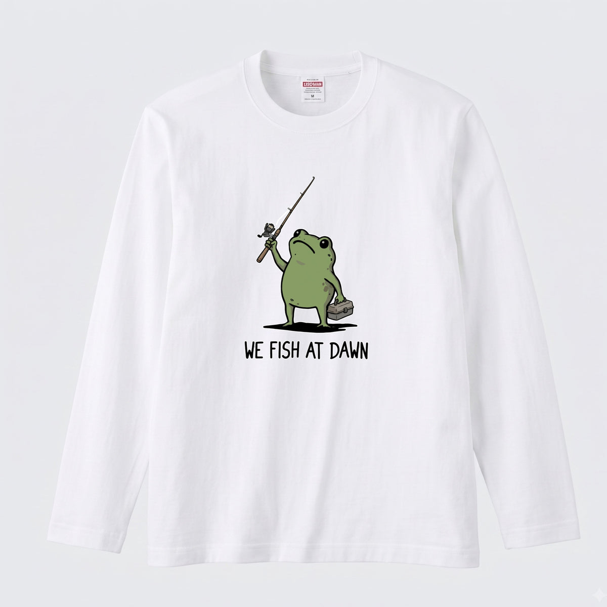 WE FISH AT DAWN | カエル 魚釣り イラスト ワンポイント かわいい 長袖Tシャツ【釣り男子・釣りガール・ルームウェア・ギフト】