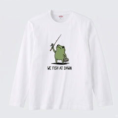WE FISH AT DAWN | カエル 魚釣り イラスト ワンポイント かわいい 長袖Tシャツ【釣り男子・釣りガール・ルームウェア・ギフト】